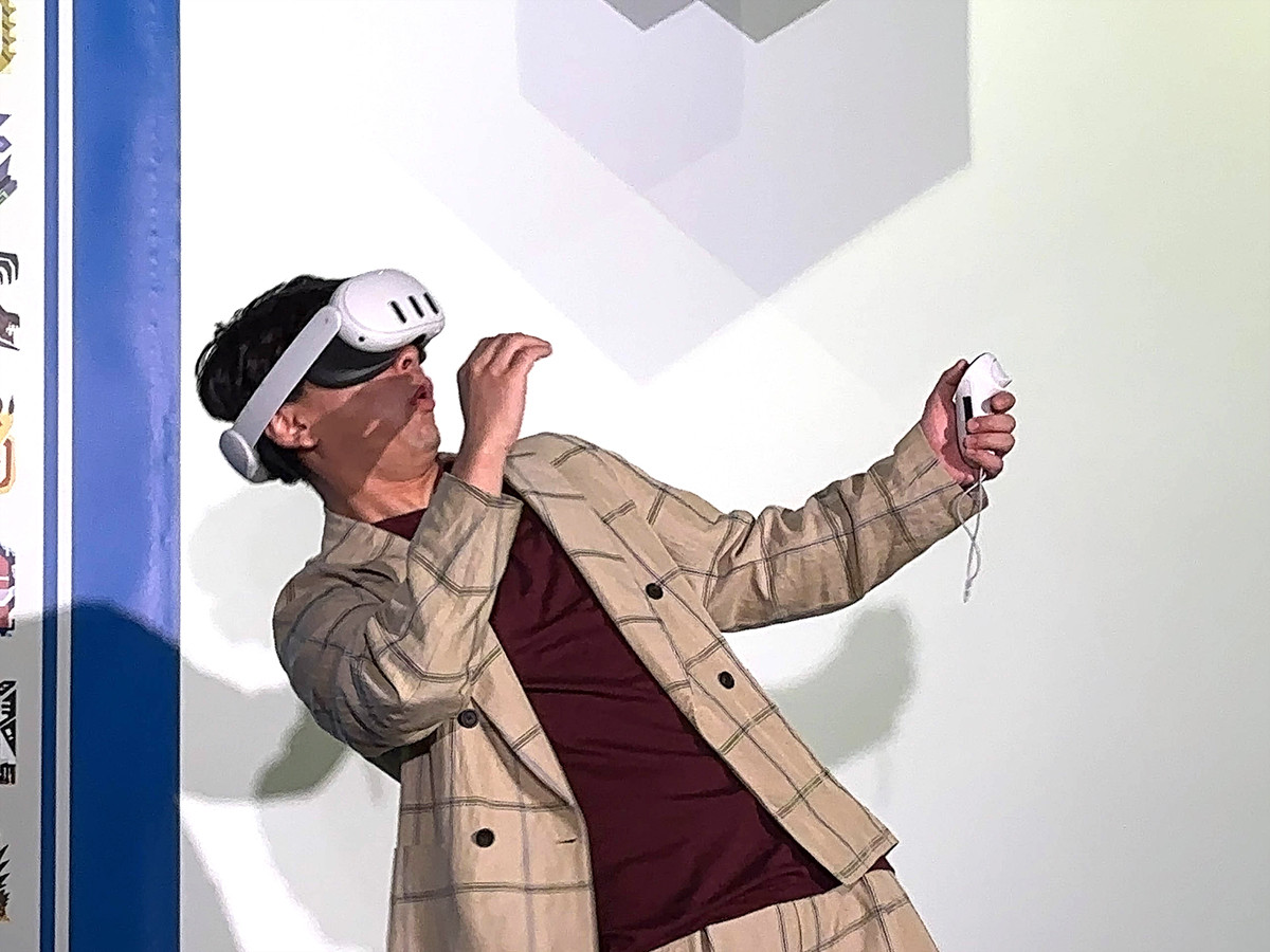 森アーツセンターギャラリー「モンスターハンター20周年-大狩猟展-」会場より 「モンスター図鑑AR体験」を楽しむ、さや香:石井誠一さん(展覧会スペシャルゲスト)