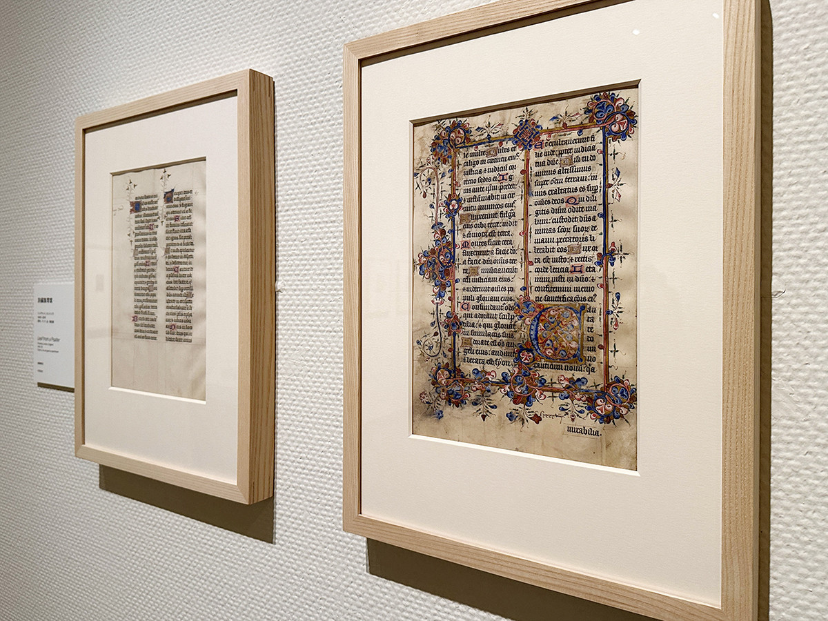 国立西洋美術館「内藤コレクション 写本 — いとも優雅なる中世の小宇宙」会場より (左右とも)《詩編集零葉》1400-25年 内藤コレクション