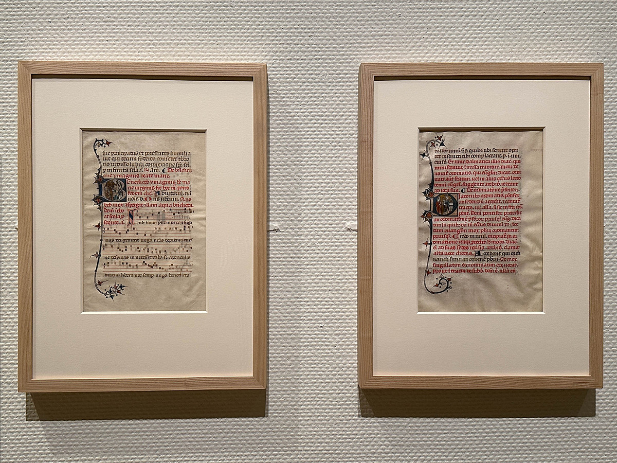 国立西洋美術館「内藤コレクション 写本 — いとも優雅なる中世の小宇宙」会場より (左右とも)《司教定式書零葉》1320年代頃 内藤コレクション
