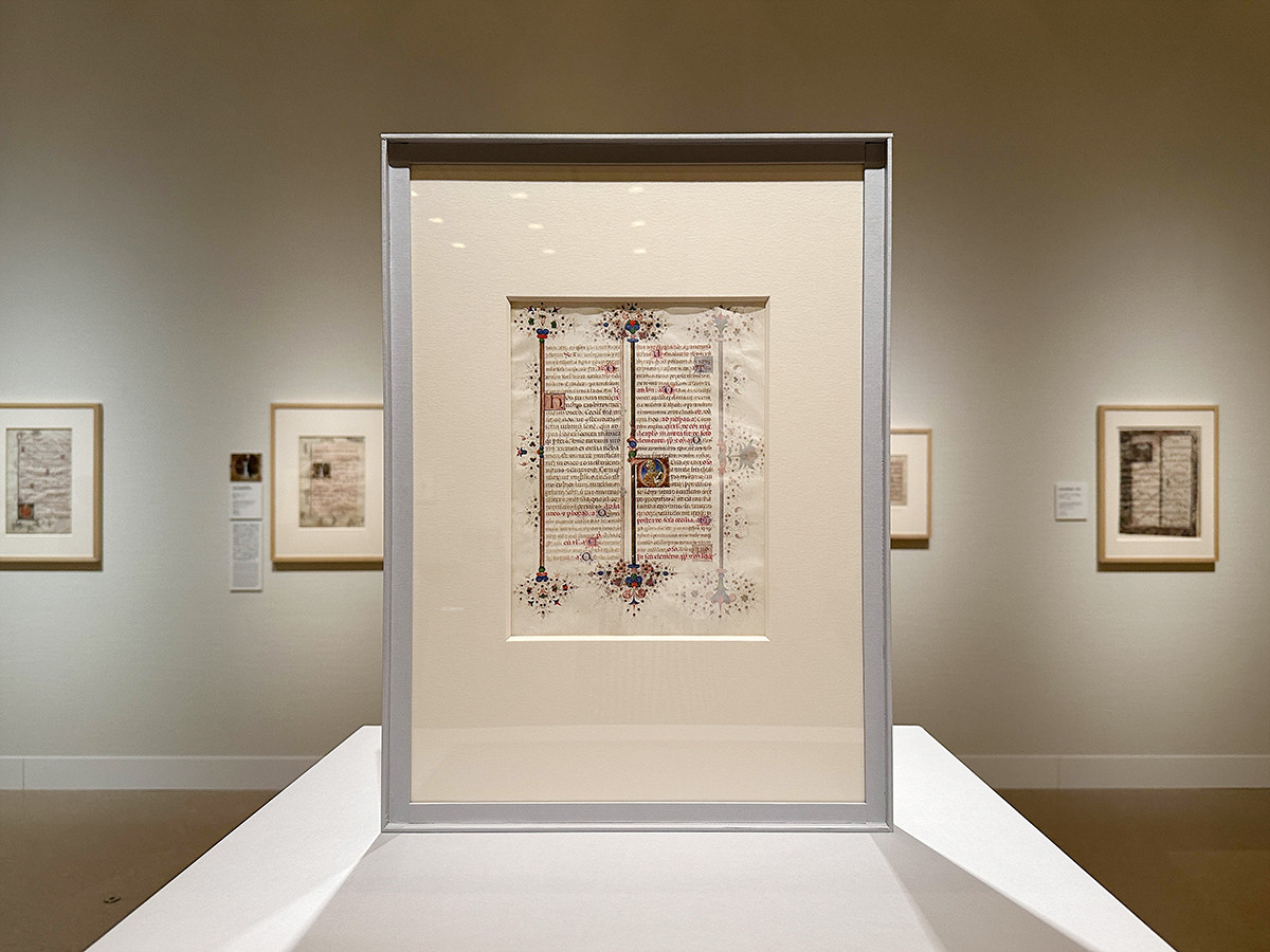 国立西洋美術館「内藤コレクション 写本 — いとも優雅なる中世の小宇宙」会場より フランチェスコ・ダ・コディゴーロ(写字)ジョルジョ・ダレマーニャ(彩飾)《『レオネッロ・デステの聖務日課書』零葉》イタリア、フェラーラ1441-48年 内藤コレクション