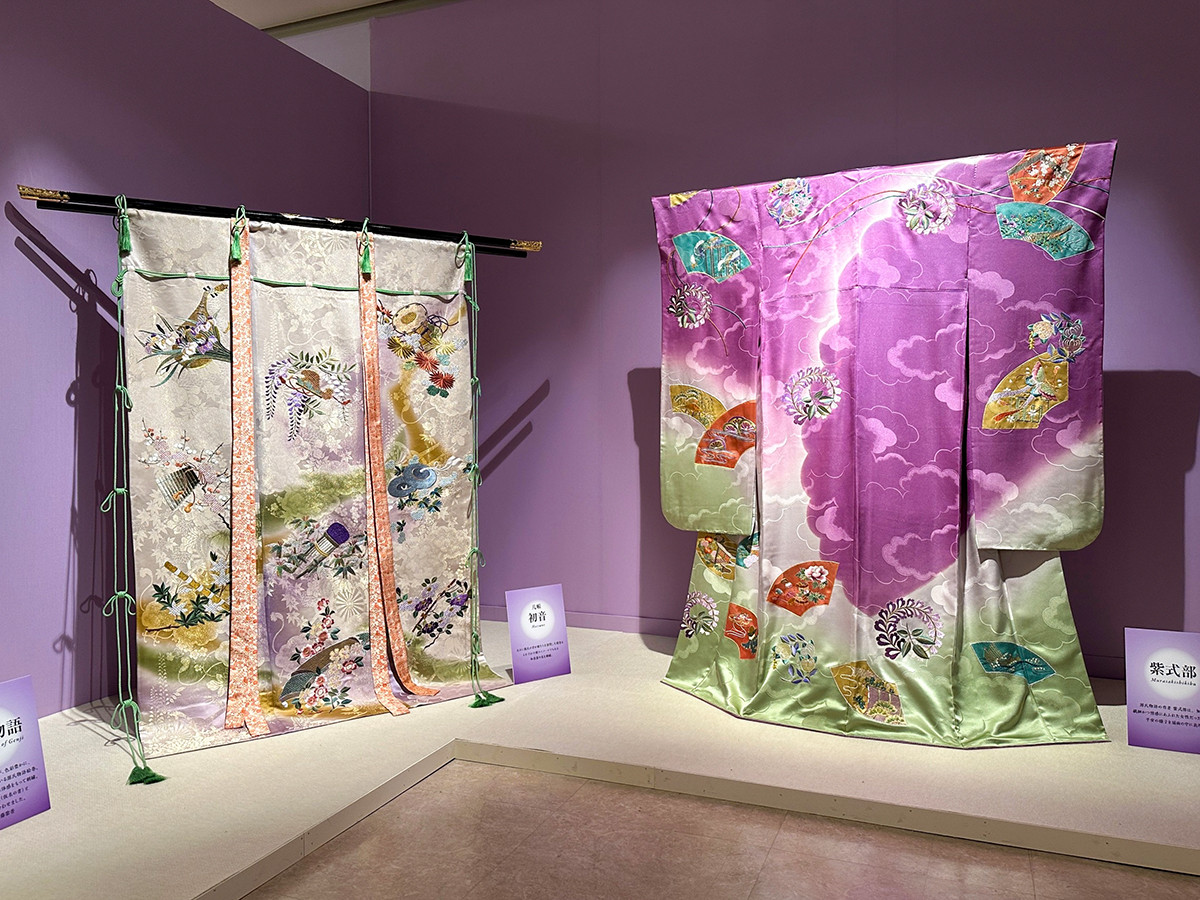 日本橋髙島屋S.C.「草乃しずか日本刺繍展　源氏物語を花で装う」会場 （左から）几帳《初音》、《紫式部》
