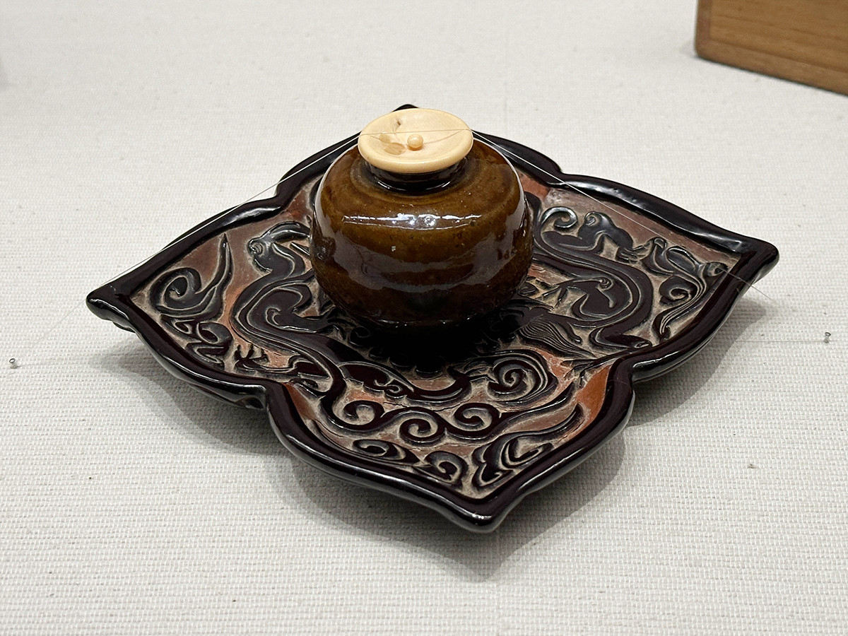 静嘉堂文庫美術館「眼福 ― 大名家旧蔵、静嘉堂茶道具の粋」会場より 重要美術品《大名物 唐物茄子茶入 利休物相(木葉猿茄子)》南宋~元時代(13~14世紀)