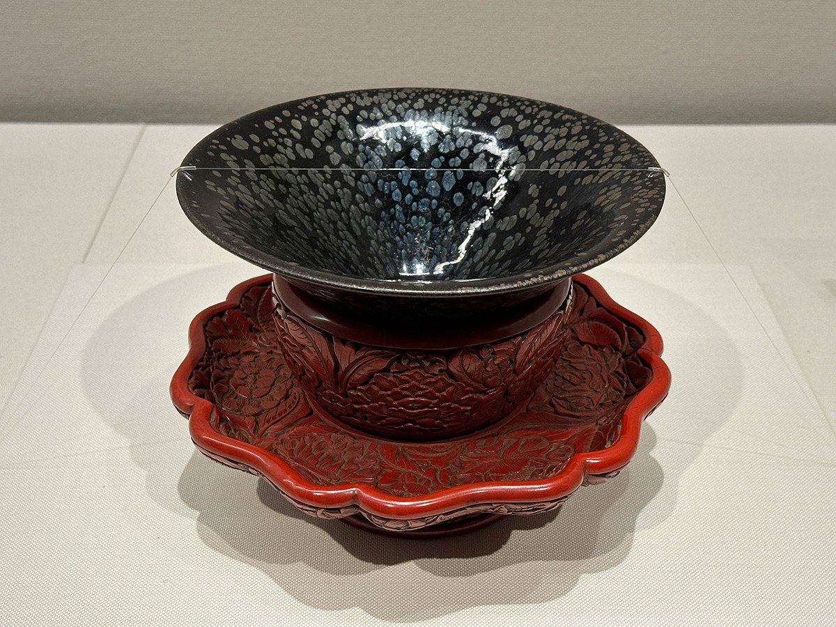 静嘉堂文庫美術館「眼福 ― 大名家旧蔵、静嘉堂茶道具の粋」会場より 重要文化財《油滴天目》建窯 南宋時代(12~13世紀)