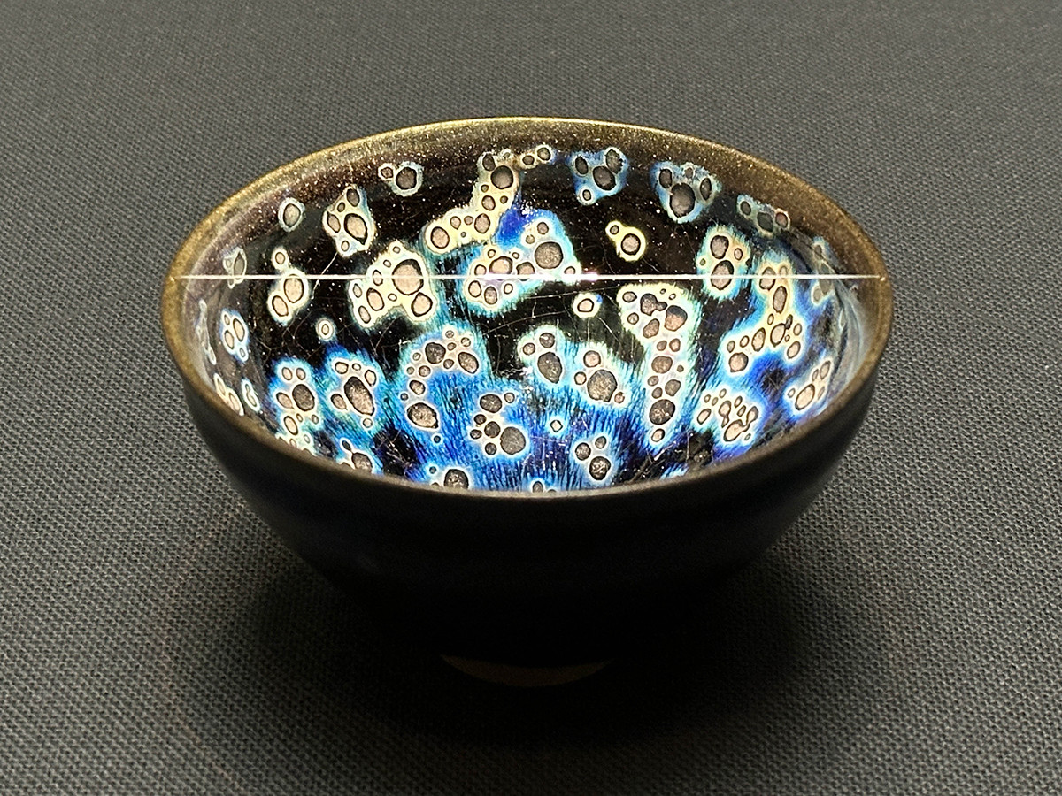 静嘉堂文庫美術館「眼福 ― 大名家旧蔵、静嘉堂茶道具の粋」会場より 国宝《曜変天目(稲葉天目)》南宋時代(12~13世紀)