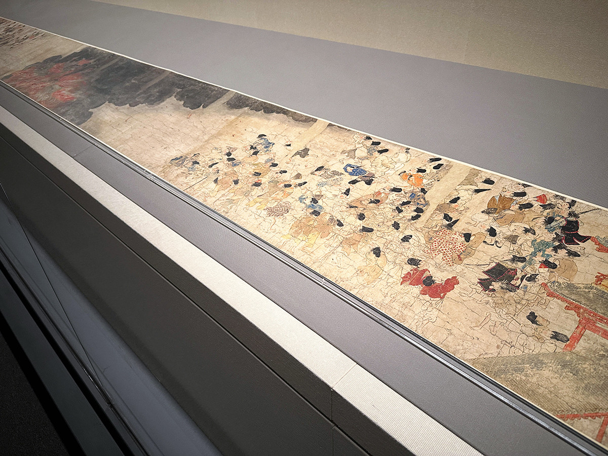 出光美術館「物、ものを呼ぶ─伴大納言絵巻から若冲へ」会場より　国宝《伴大納言絵巻》三巻のうち上巻　平安時代　出光美術館