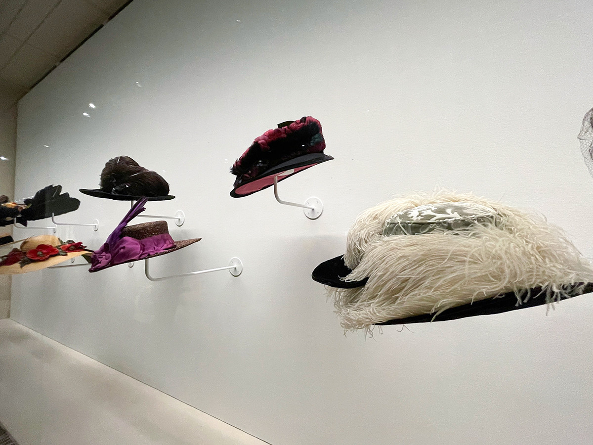 会場風景 帽子や靴などの小物も約20点展示されている