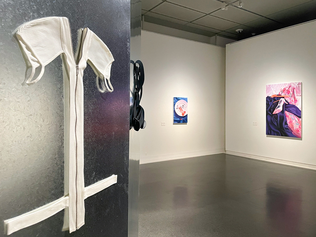 会場風景 手前はヘルムート・ラングのデザイン、奥は松川朋奈の絵画作品