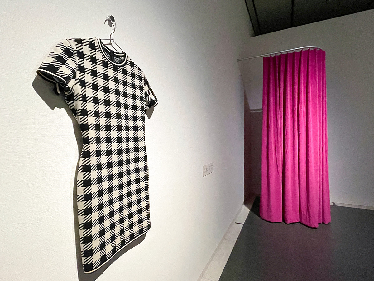 奥のピンクのカーテンは現代美術作品 シルヴィ・フルーリー《フィッティング・ルーム》2023年