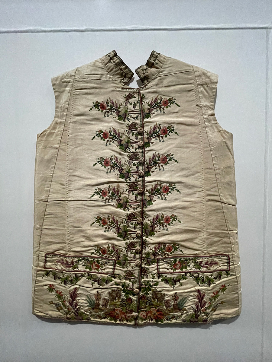 ウエストコート 18世紀後半 コートの前明き部分に見えるウエストコート。男性服にも刺繍で花の模様がふんだんに使われた