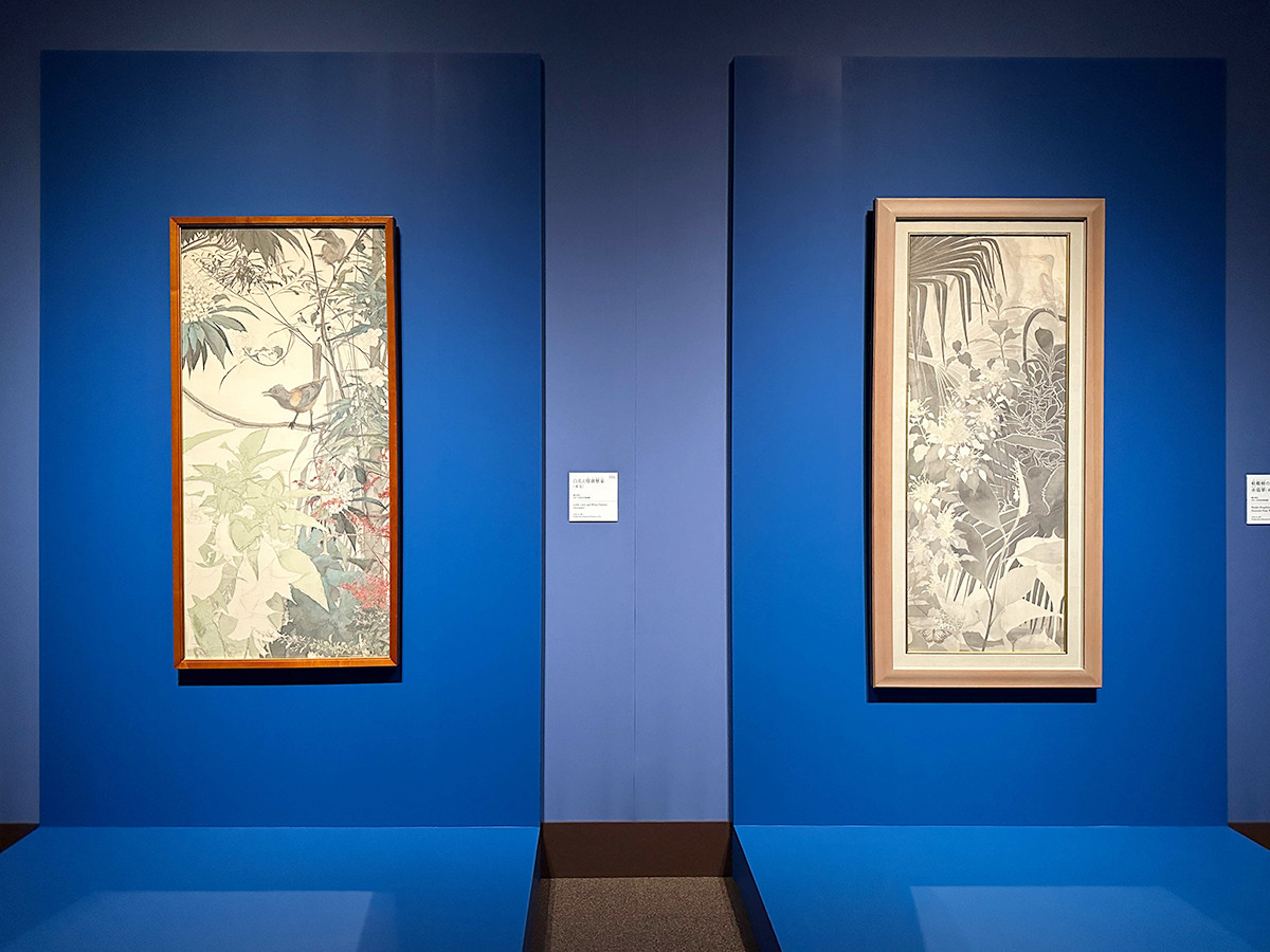 東京都美術館「田中一村展 奄美の光 魂の絵画」会場より (左から)《白花と瑠璃懸巣》(未完)田中一村記念美術館 / 《枇榔樹の森に赤翡翠》(未完)田中一村記念美術館