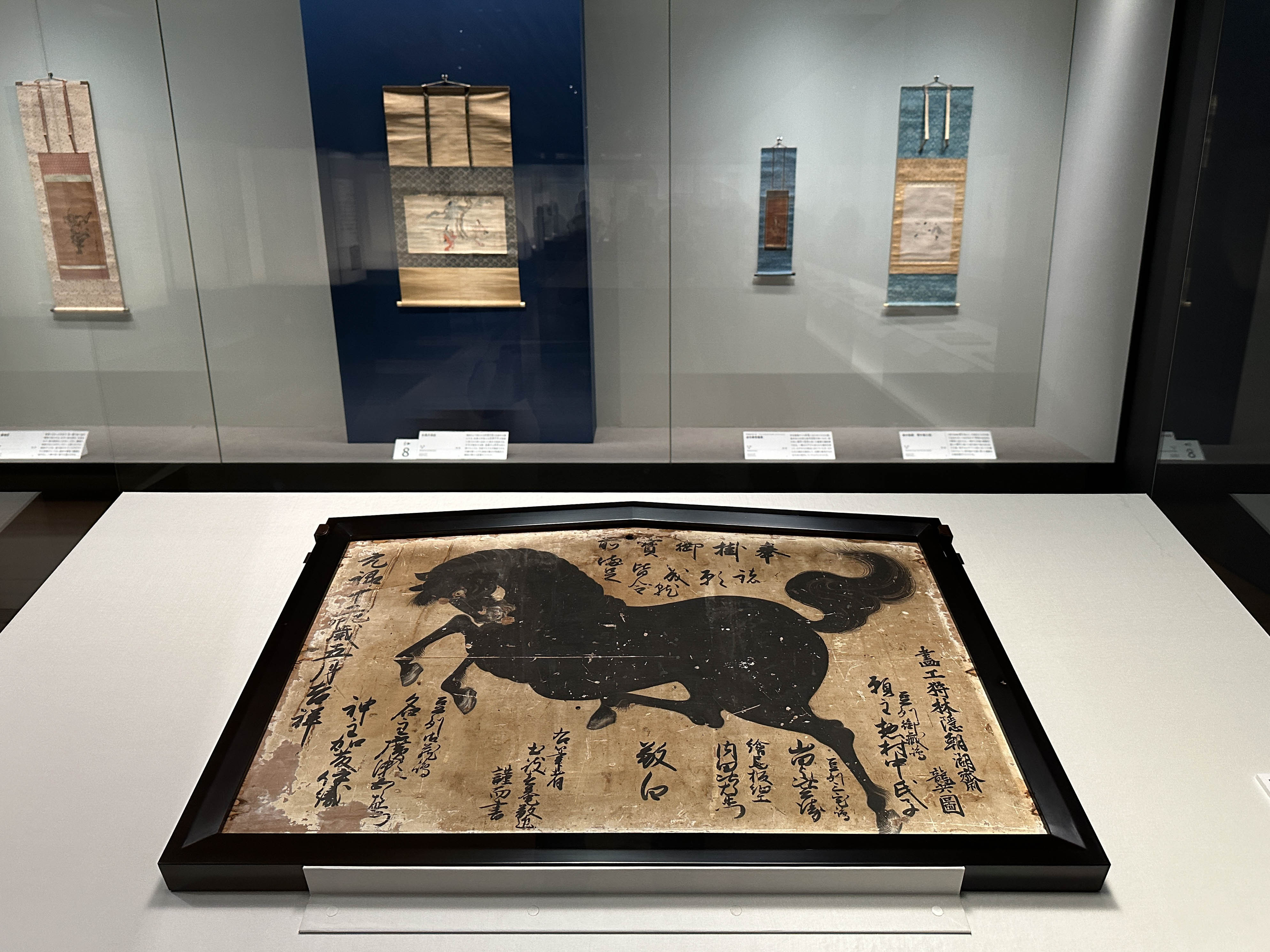 サントリー美術館「没後300年記念　英一蝶」会場より　（手前）《神馬図額》元禄12年（1699）頃　東京・稲根神社［通期展示］