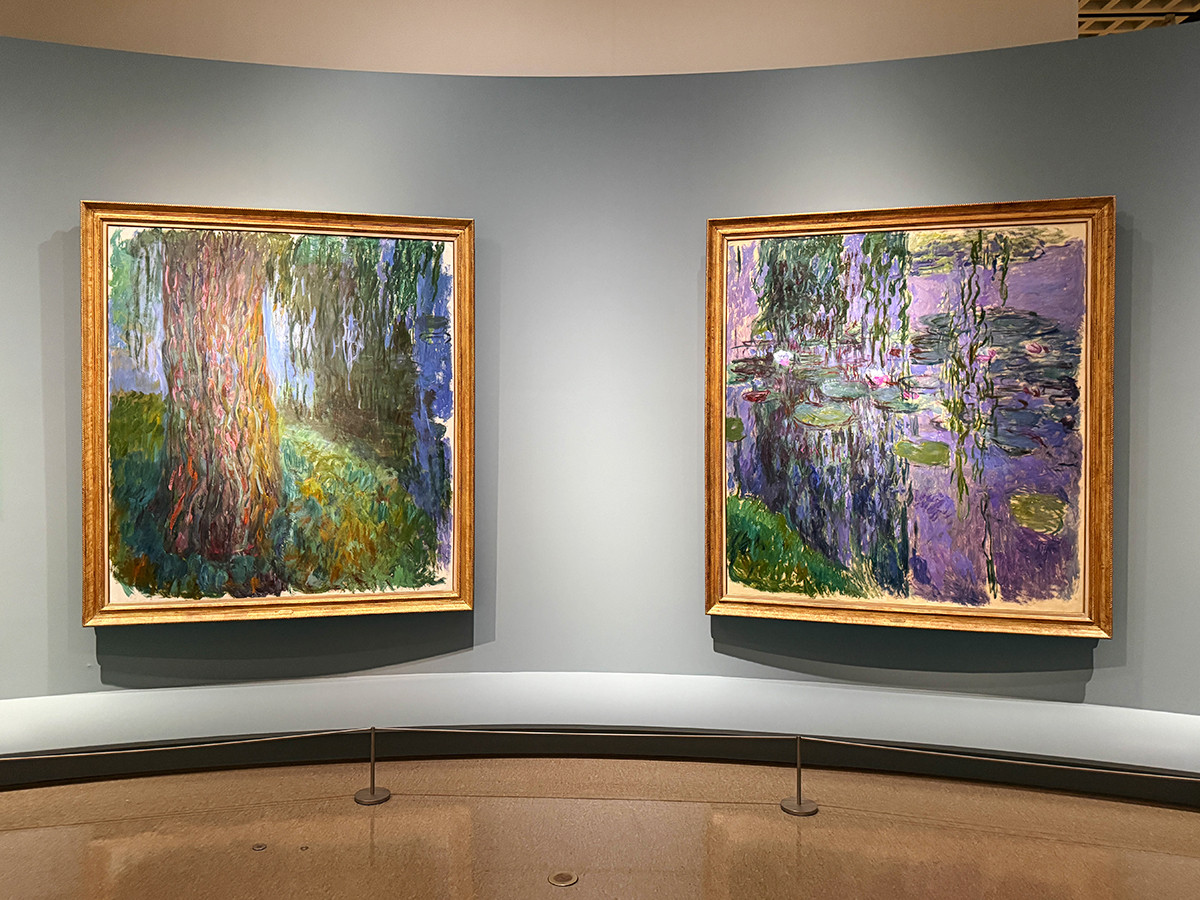 国立西洋美術館「モネ 睡蓮のとき」会場より　（左から）クロード・モネ《枝垂れ柳と睡蓮の池》1916-1919年頃　 マルモッタン・モネ美術館、パリ ／ クロード・モネ《睡蓮》1916-1919年頃　マルモッタン・モネ美術館、パリ
