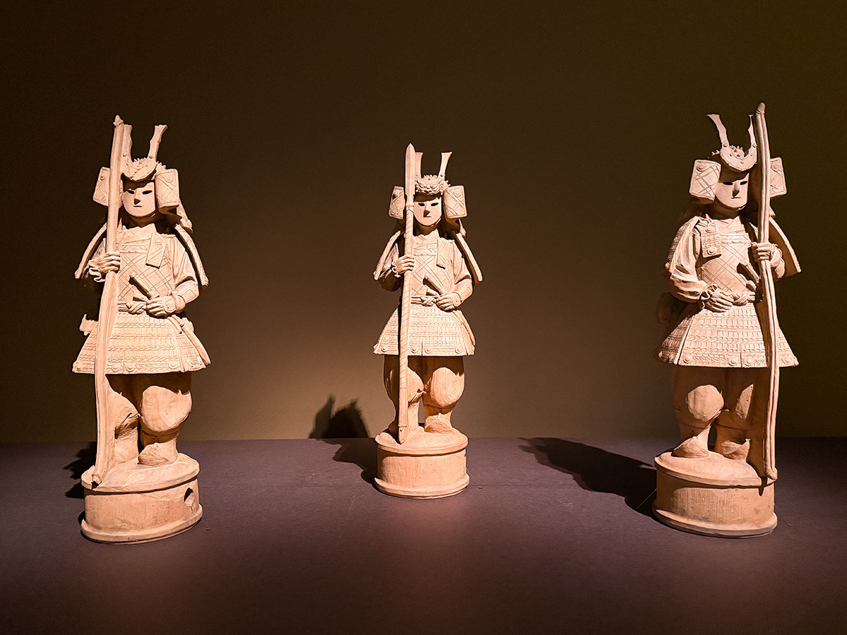 埴輪5体セット 全身武装の「挂甲の武人」、5体が初めて一堂に ― 特別展「はにわ