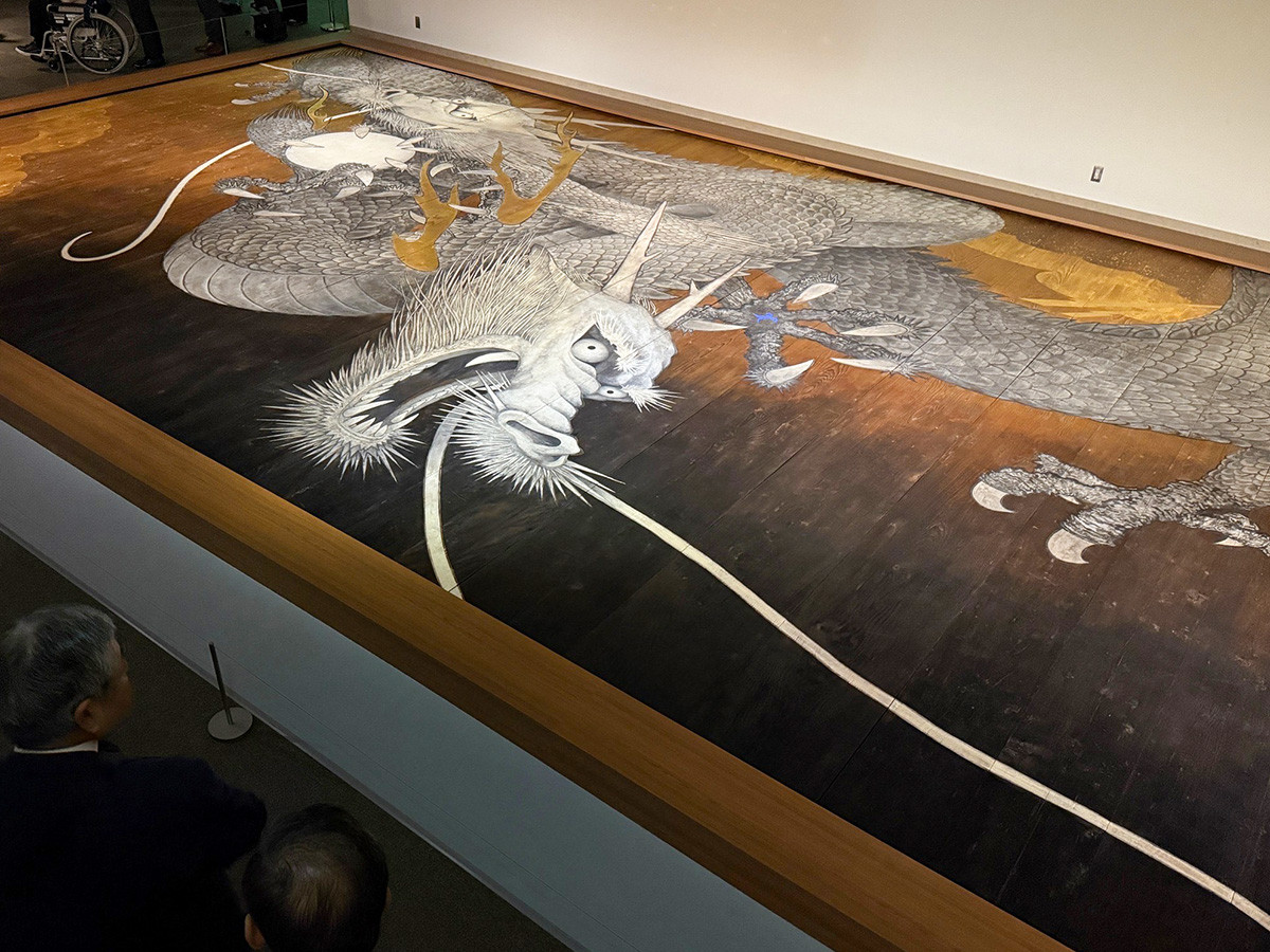 そごう美術館 寛永寺創建四百周年 根本中堂天井絵奉納記念「手塚雄二展 雲は龍に従う」会場 東叡山寛永寺根本中堂奉納天井絵《叡嶽双龍》2023年