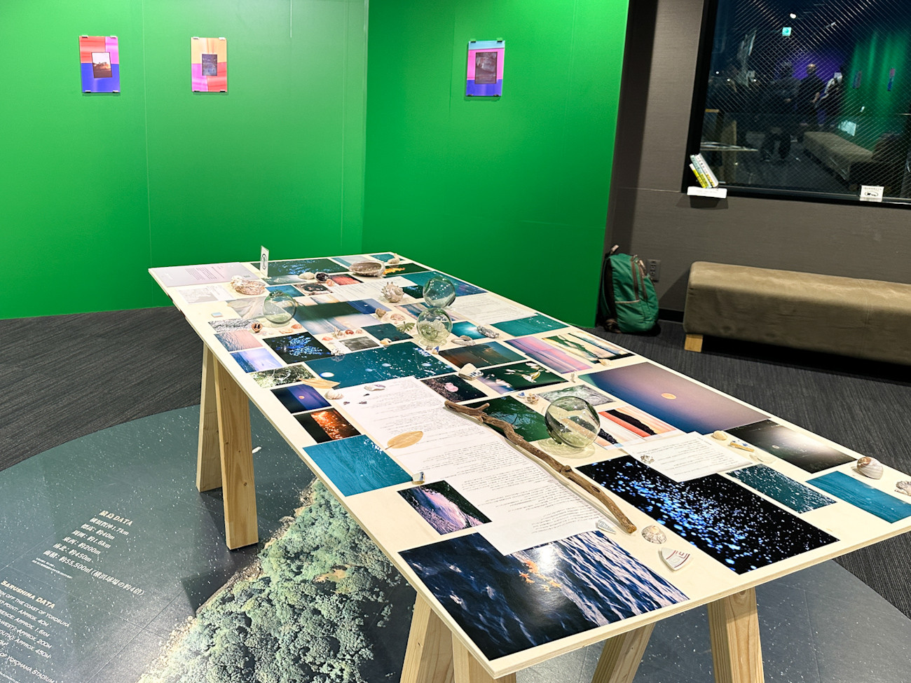 「SENSE ISLAND/LAND|感覚の島と感覚の地 2024」会場より LAND(汐入・横須賀中央エリア) (手前)濵本奏(TOKYO PHOTOGRAPHIC RESEARCH)《ー・・(チョー タンタン)》