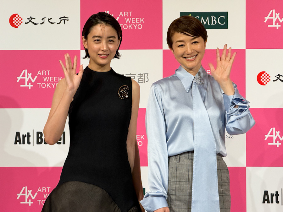 「アートウィーク東京」記者発表会にて (左から)スペシャルゲストの山本美月さん、アンバサダーの鈴木京香さん