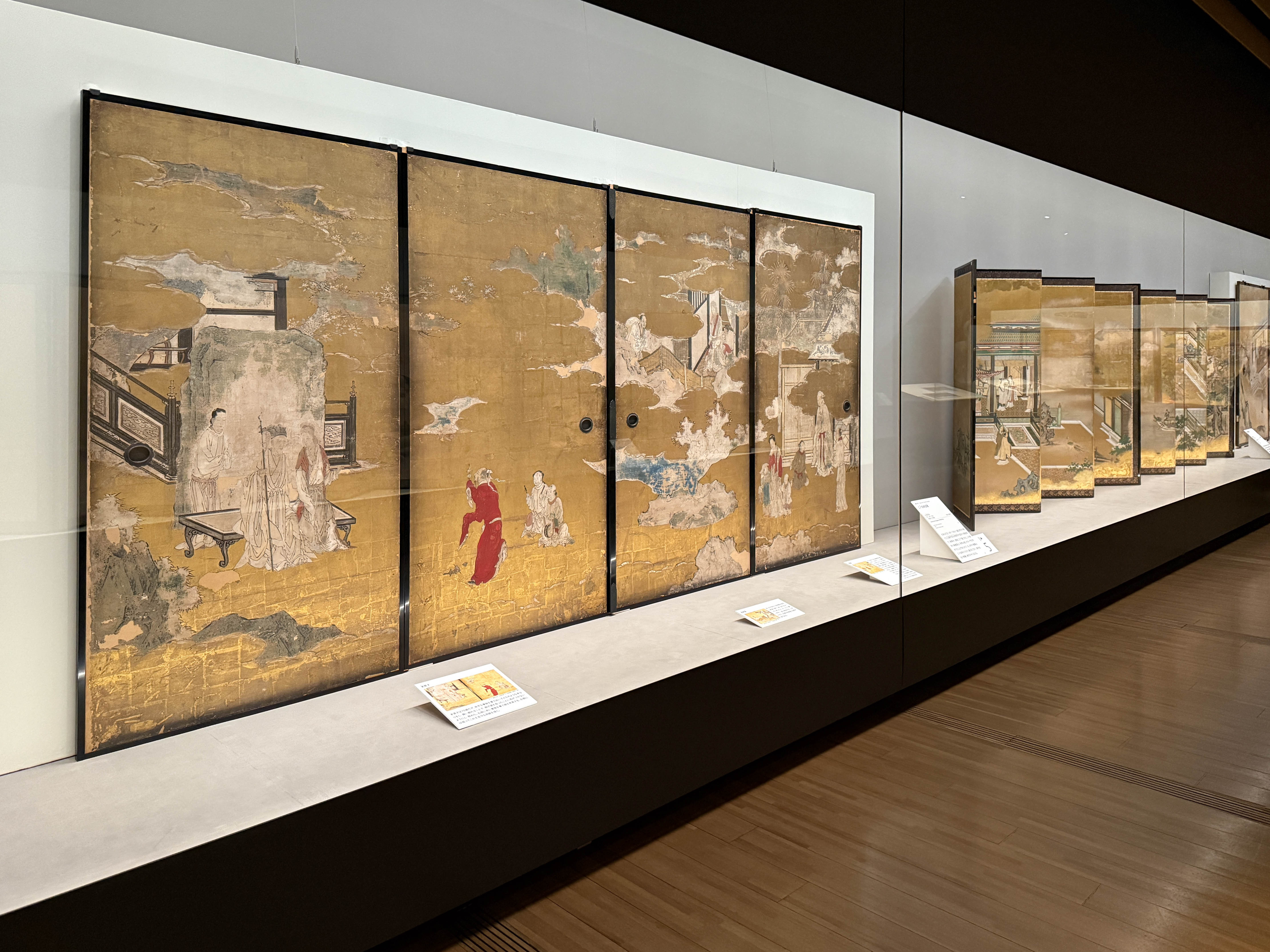 サントリー美術館「儒教のかたち　こころの鑑　― 日本美術に見る儒教 ― 」会場より　（左から）重要文化財《二十四孝図襖》伝 狩野永徳　天正14年（1586）京都・南禅寺［展示期間中に面替あり］ ／ 《両帝図屛風》狩野探幽　寛文元年（1661）根津美術館［展示期間：11/27～12/23］