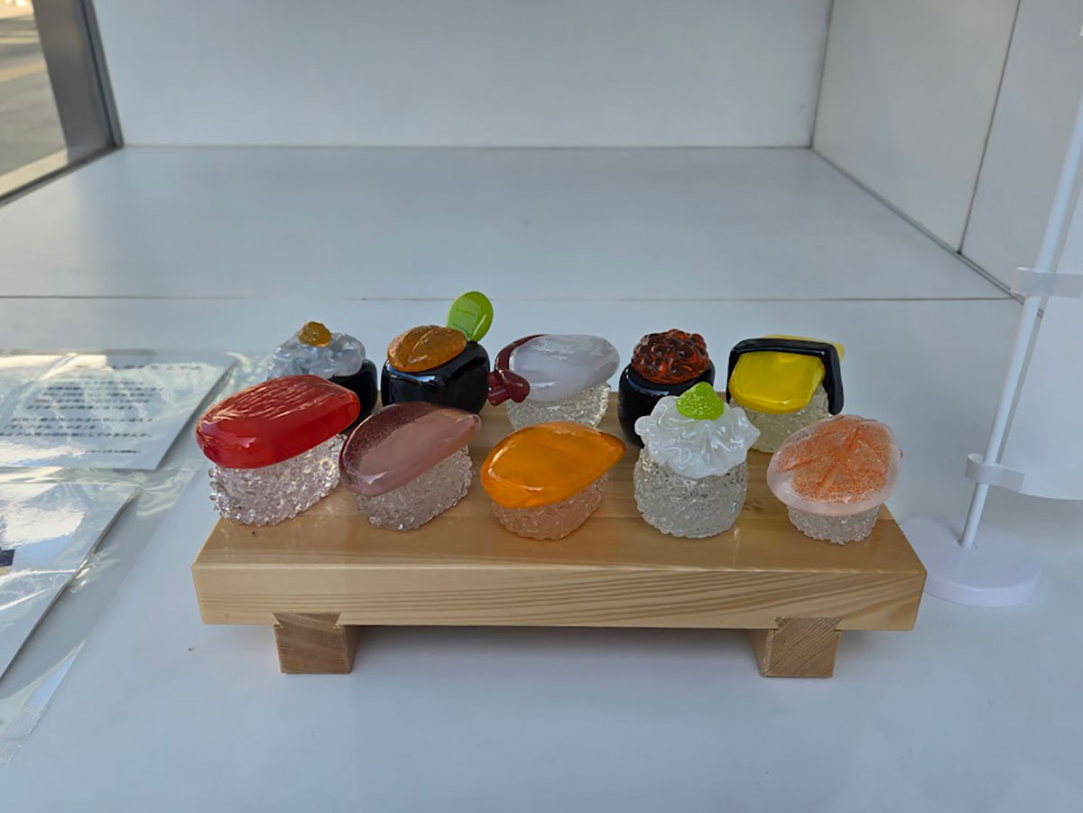 富山駅「マリエとやま」1階スターバックス入口の前付近のガラス作品展示スペース