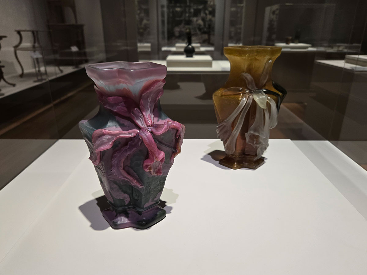 左:エミール・ガレ《花器「カトレア」》1900年頃 サントリー美術館 右:エミール・ガレ《花器「蘭」》1900年頃 サントリー美術館