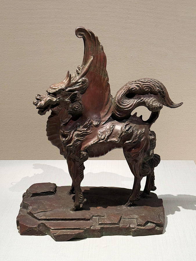 皇居三の丸尚蔵館「瑞祥のかたち」会場より　《麒麟置物》昭和3年（1928）頃　皇居三の丸尚蔵館収蔵