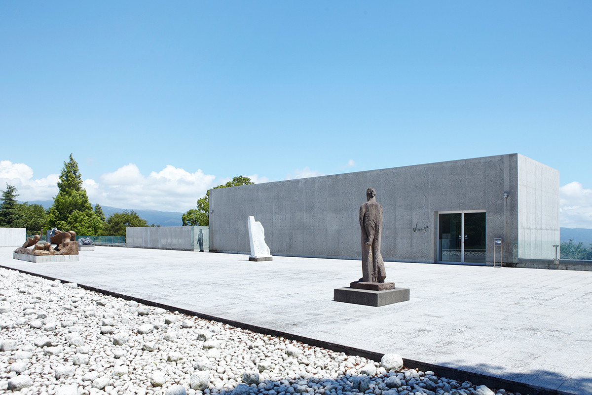 すべての ひとに 石が ひつよう 目と、手でふれる世界