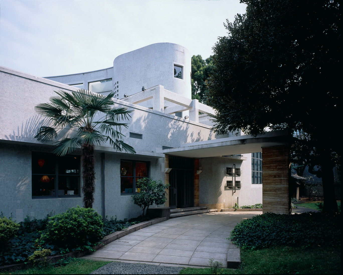 サイ トゥオンブリー：紙の作品、50年の軌跡