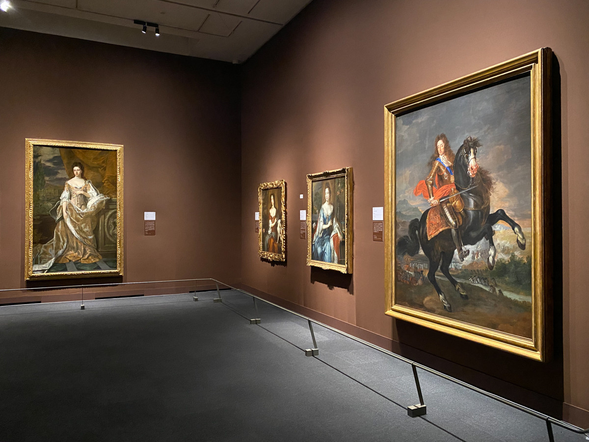 デヴィ夫人、英国王室との交際を激白 ─ 上野の森美術館で「KING&QUEEN展」