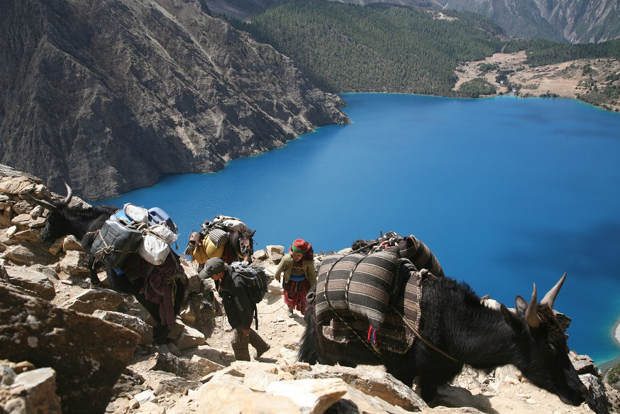 《シルクロード：ポクスンド湖のほとりの村から山道を登る》