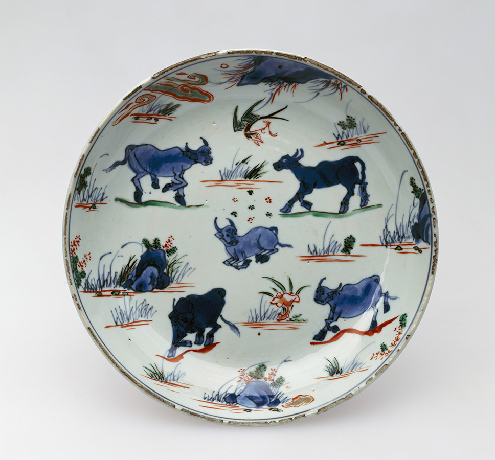 《青花五彩群牛図盤（天啓赤絵）》