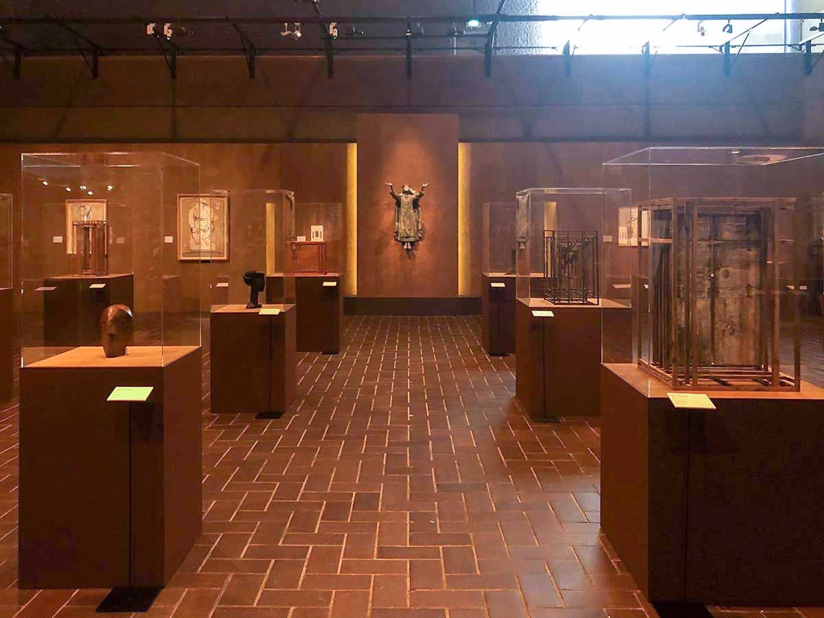 Walls & Bridges 世界にふれる、世界を生きる