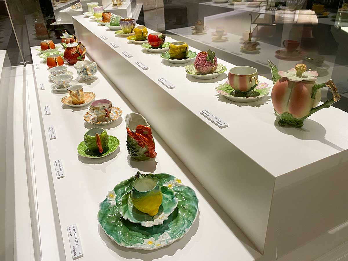 380点の小さなコーヒーカップ「デミタス」 — 渋谷区立松濤美術館