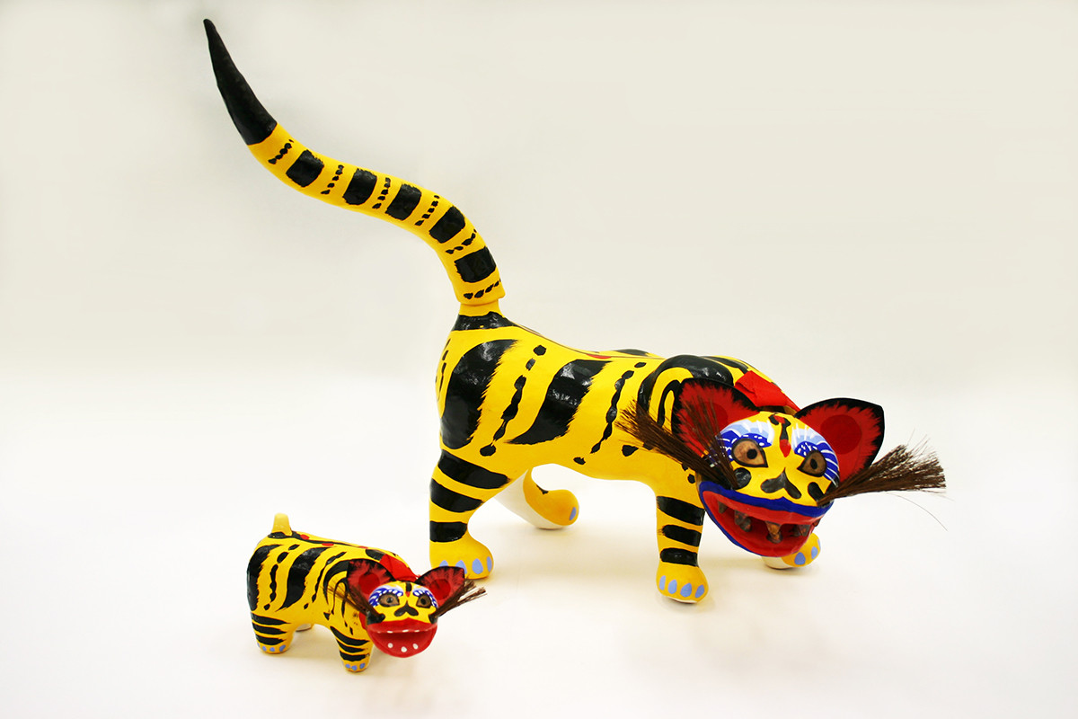 《出雲の郷土玩具　張子虎》