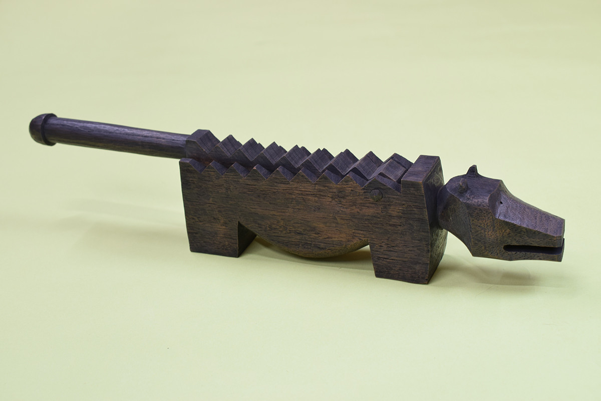 《木製トラ彫刻》