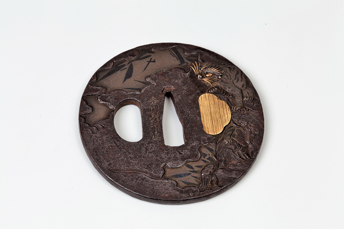 《鍛鉄地竹虎文金銀象嵌鍔》