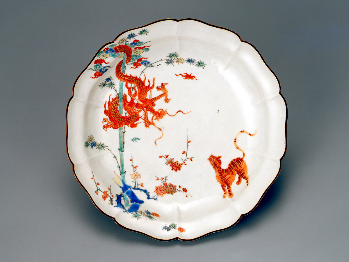 《色絵龍虎図輪花皿》