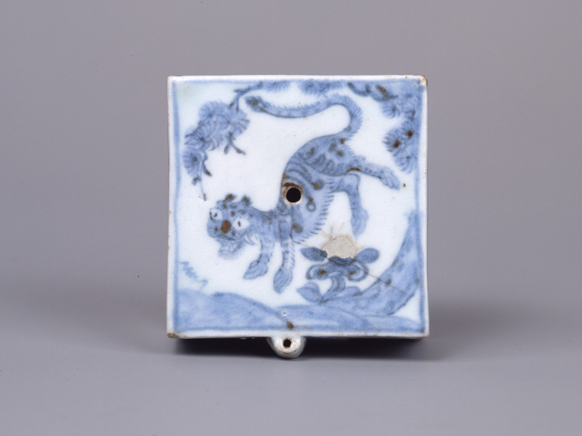 《青花松樹虎文角水滴》