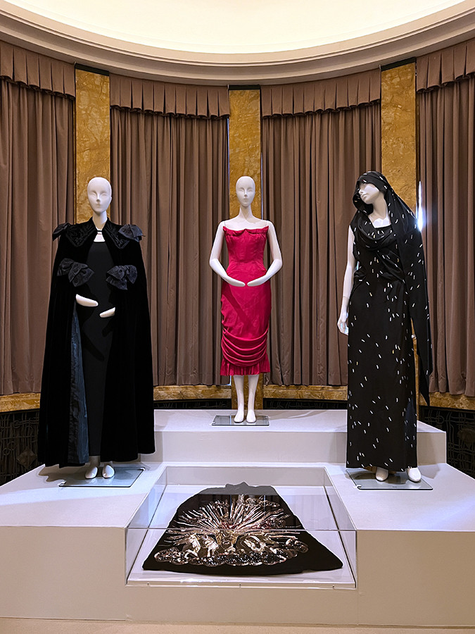 纏足やコルセットから現代アートまで ― 東京都庭園美術館で「奇想のモード」