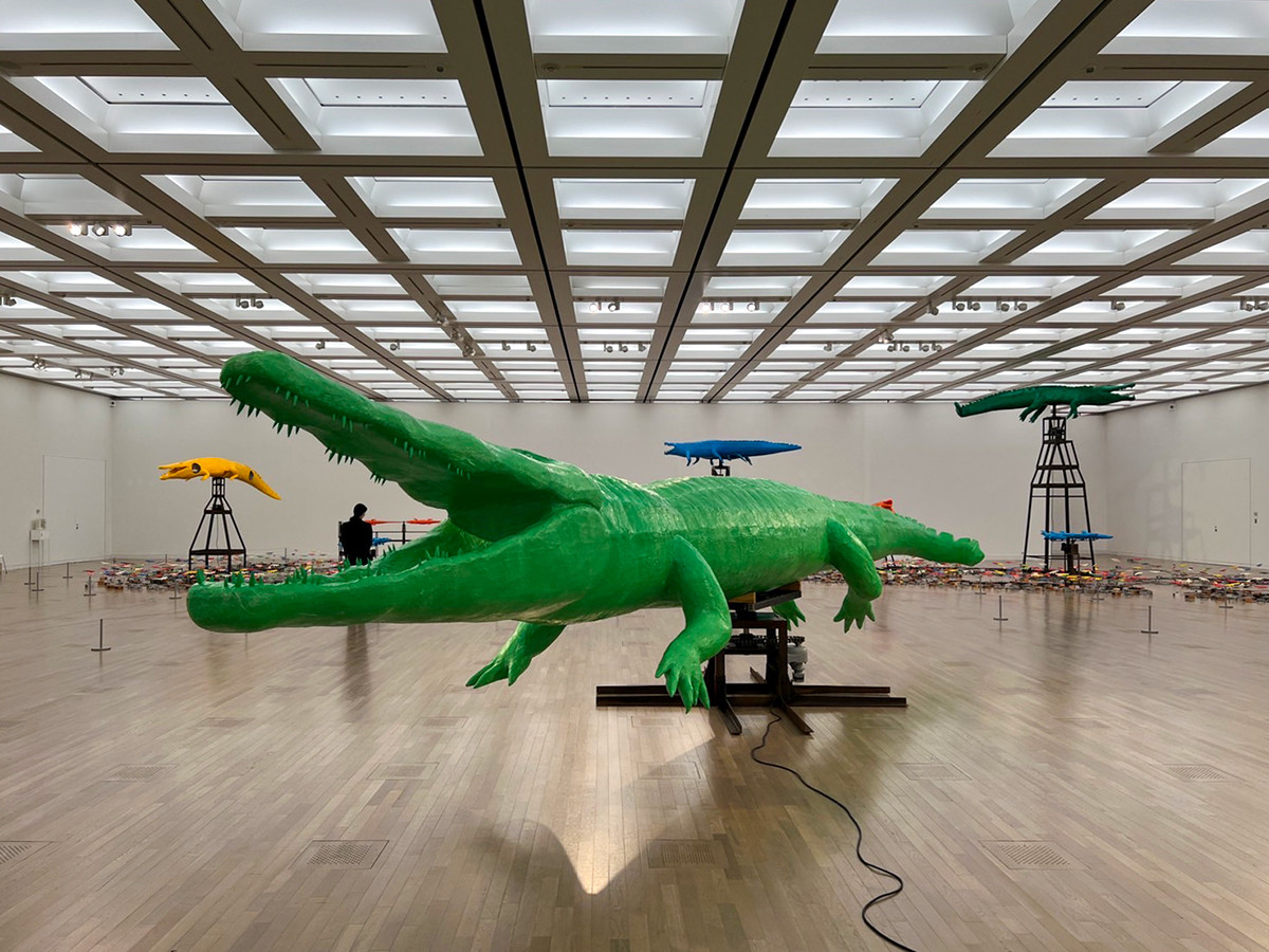 ワニがまわるが、意味はない ― 国立新美術館でタムラサトルの個展
