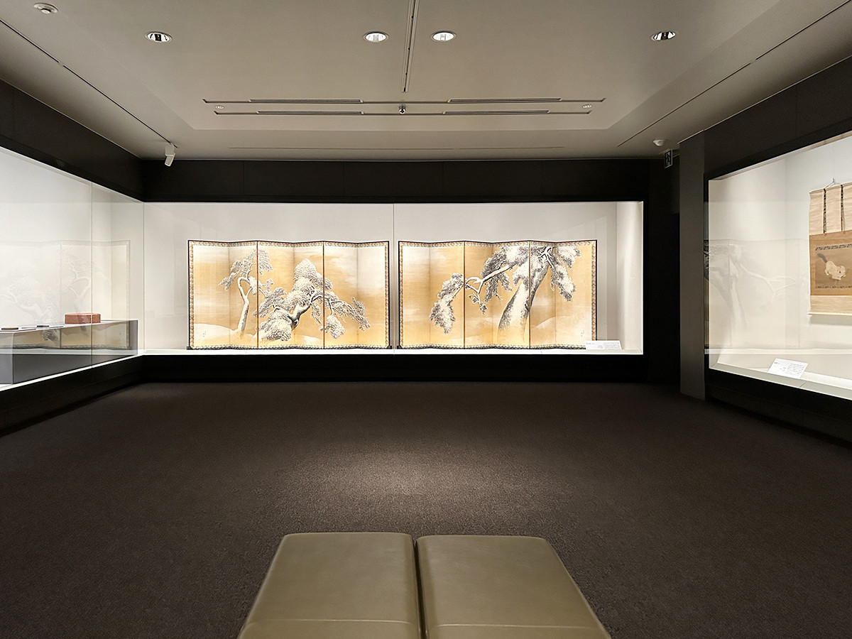 国宝《雪松図屏風》の「おめでたさ」に着目 ― 三井記念美術館