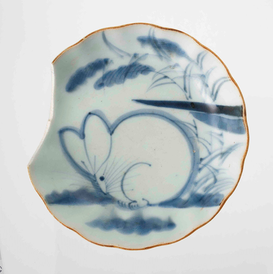 《秋草兎文染付磁器皿》