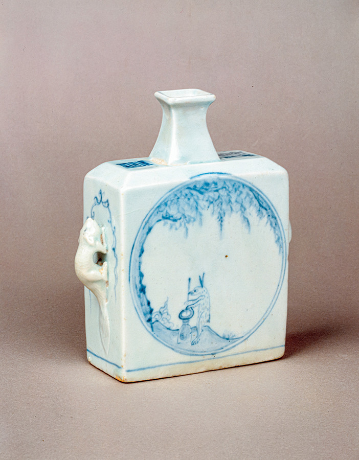 《青花月兎文栗鼠耳角扁壺》