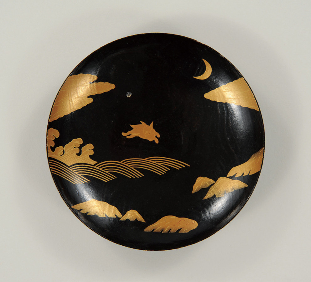 《黒漆塗波兎図蒔絵盃》
