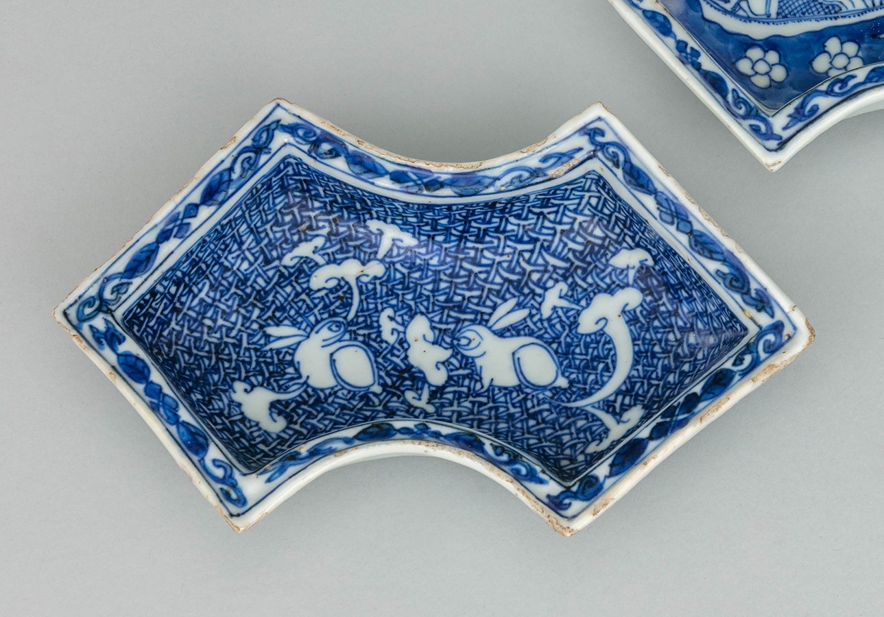 《青花　兎図銀錠形向付》