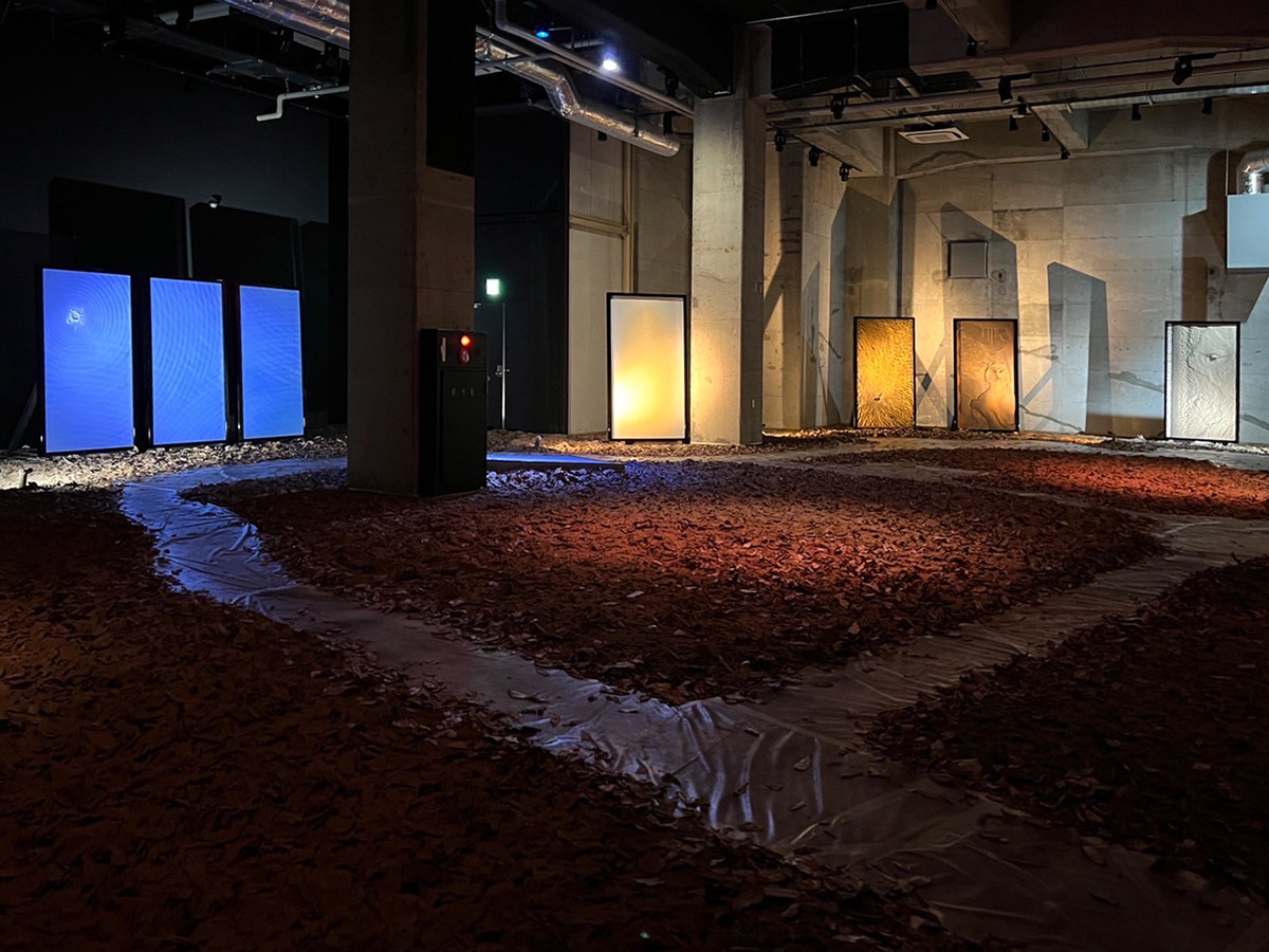 空間全体に広がる、稀代の左官職人・挾土秀平の作品世界