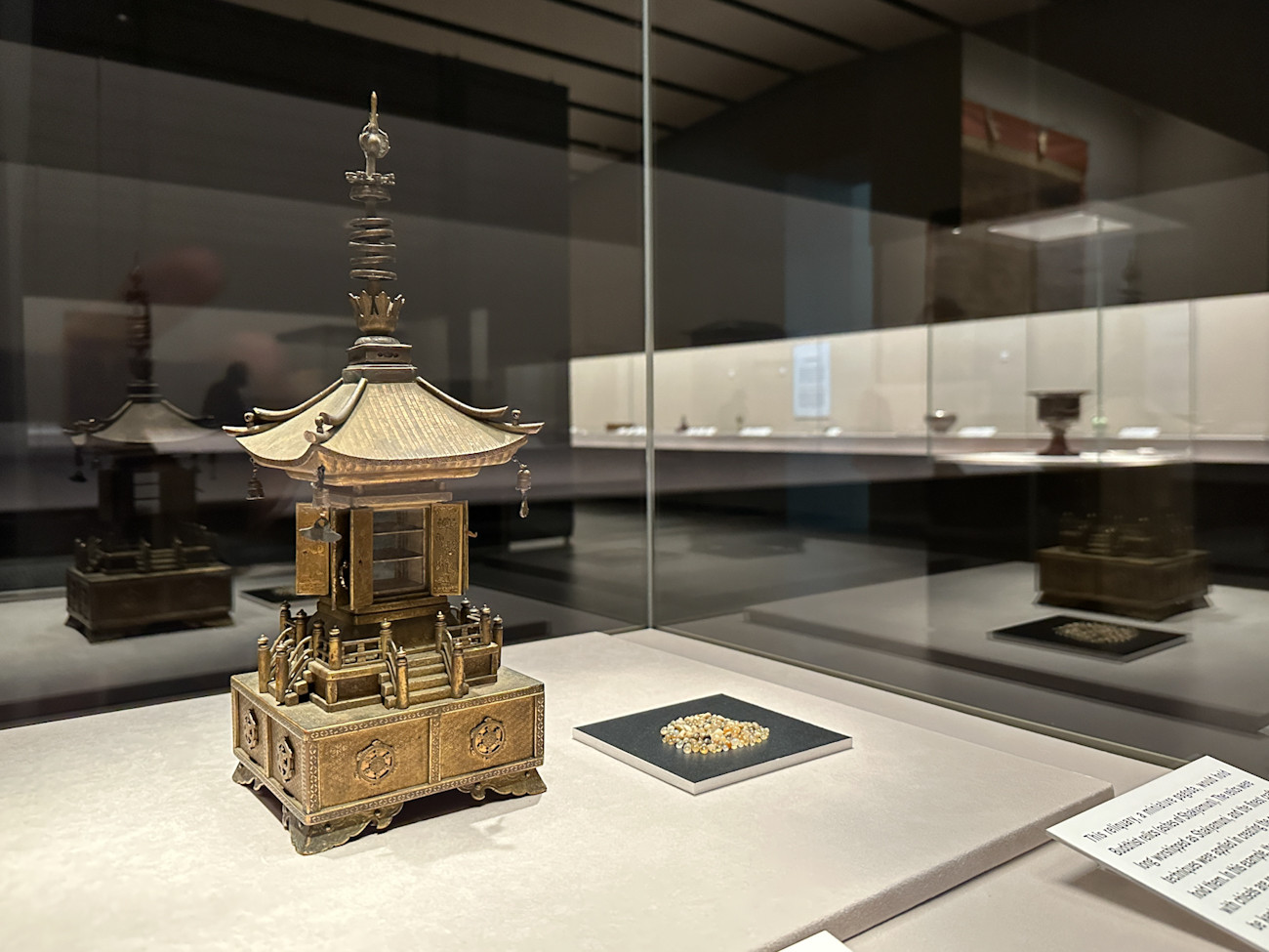 仏具の造形美に注目 ― 根津美術館