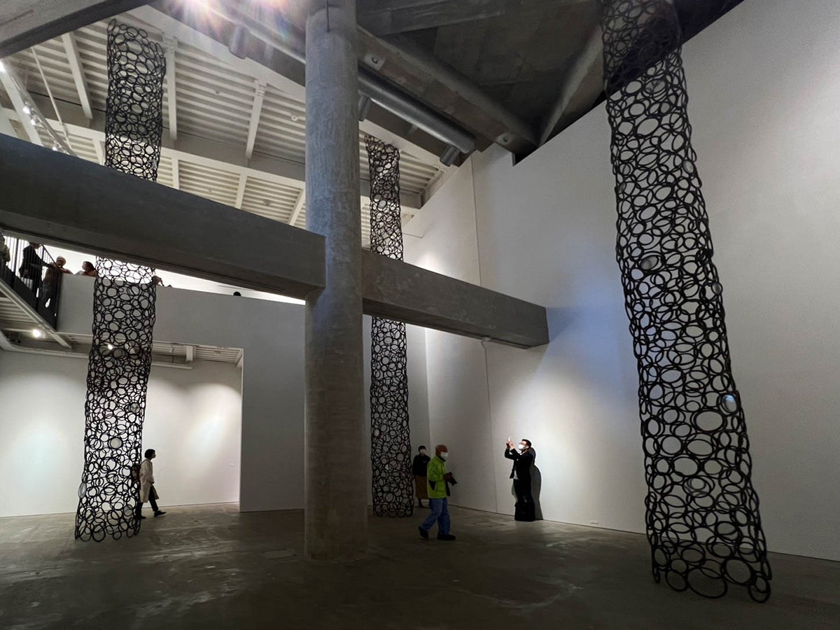 吹き抜けの大空間に立ち上がる光の柱 ― 市原湖畔美術館「青木野枝」展