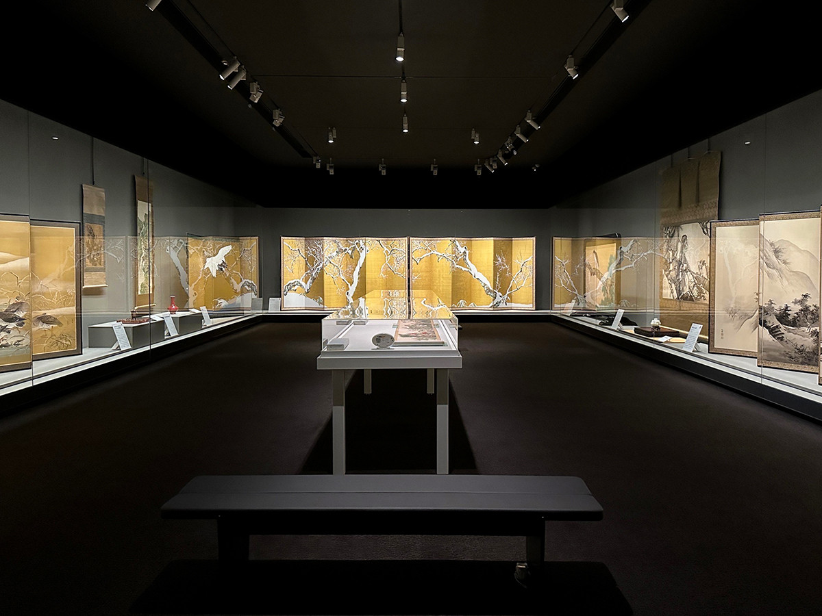 現代における「床の間芸術」とは ― 泉屋博古館東京で「日本画の棲み家」展