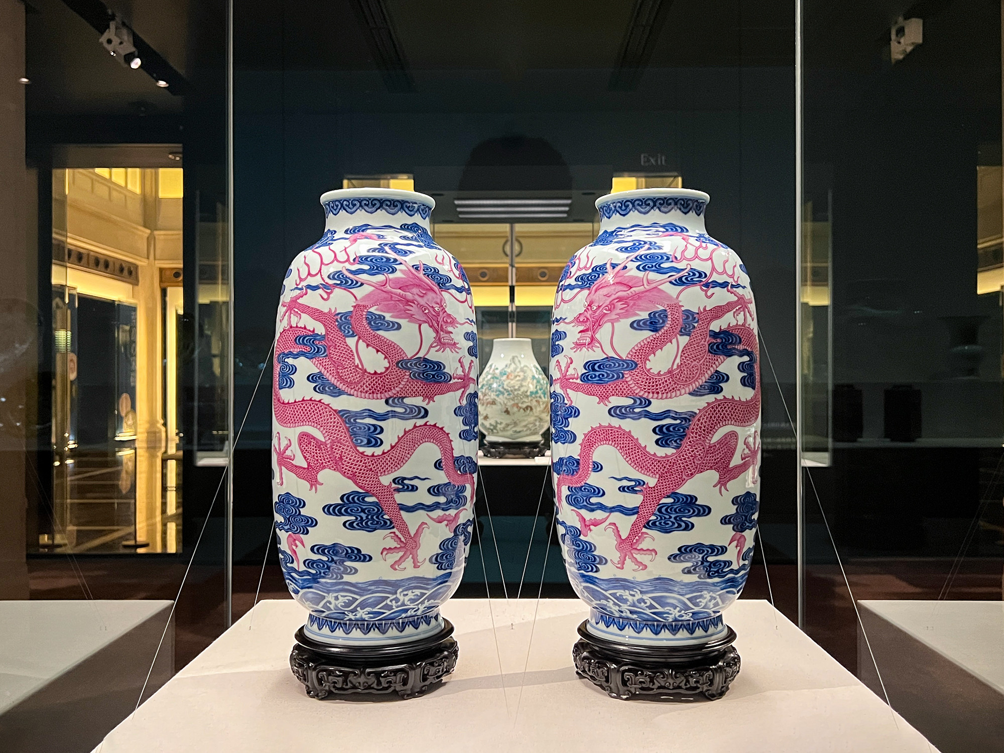 二つの頂 ― 宋磁と清朝官窯