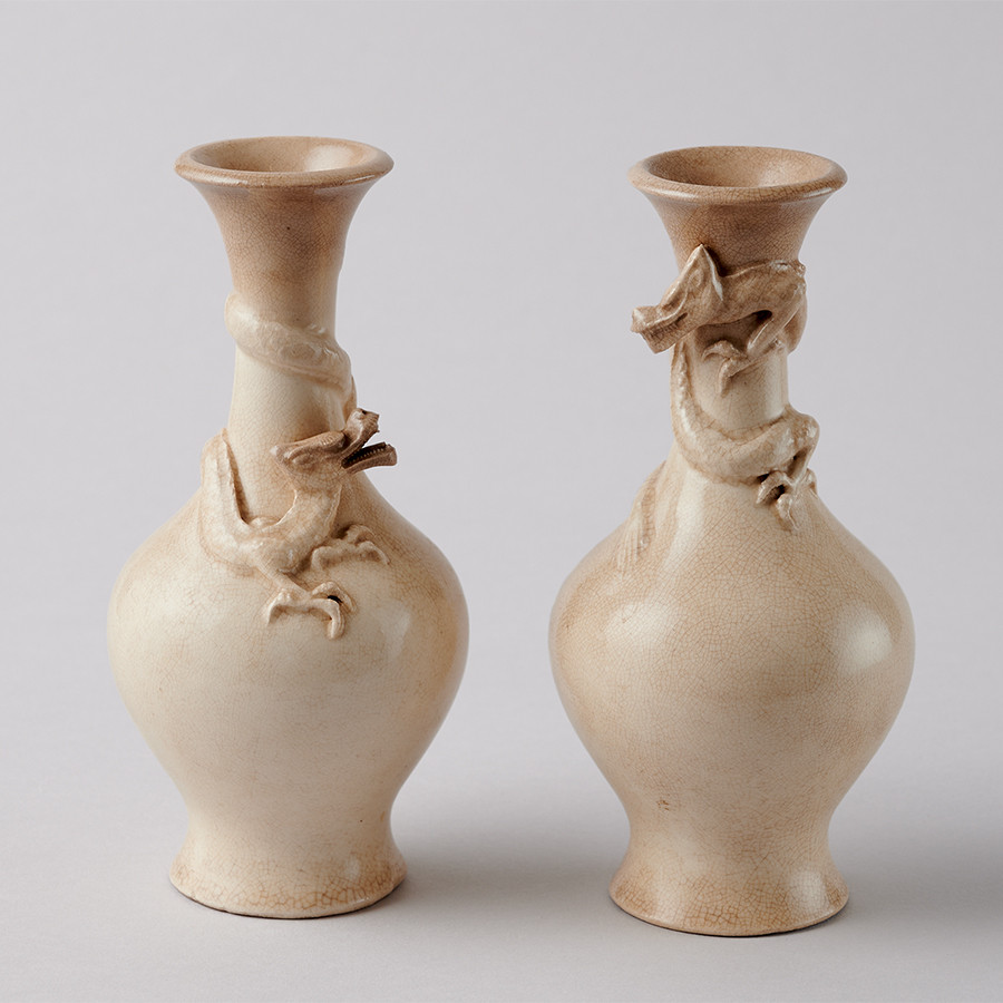 《無地龍巻花生》