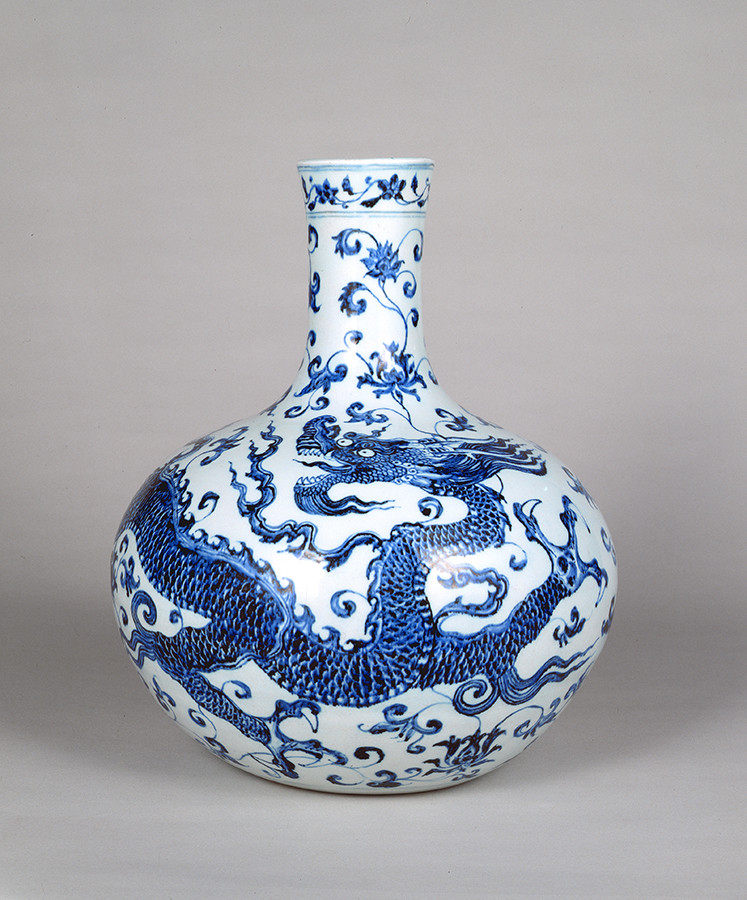 《青花龍唐草文天球瓶》